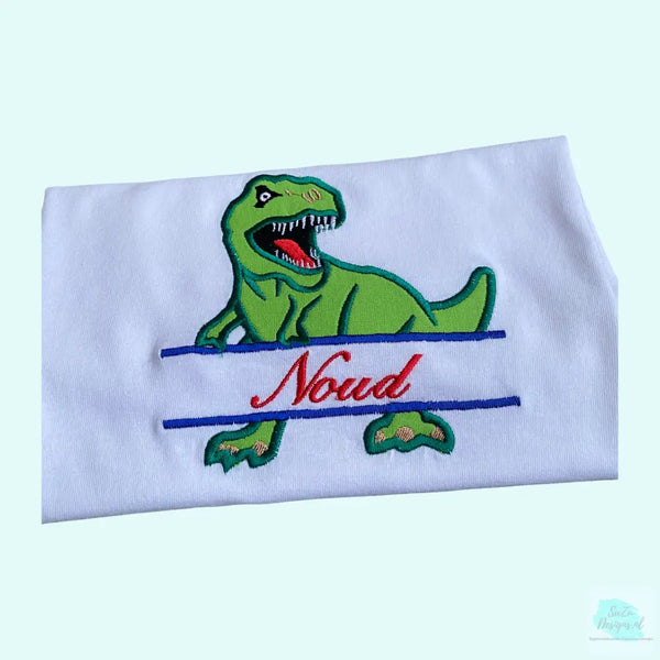 Geborduurd kindershirt met T-rex dinosaurus applicatie. De T-rex dino is in 2en gesplitst waardoor de naam van het kind tussen de poten van de dino geborduurd wordt. Echt een uniek gepersonaliseerd kindershirt die niet in de winkel verkrijgbaar is.