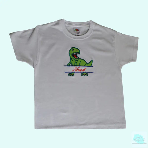 Geborduurd kindershirt met T-rex dinosaurus applicatie. De T-rex dino is in 2en gesplitst waardoor de naam van het kind tussen de poten van de dino geborduurd wordt. Echt een uniek gepersonaliseerd kindershirt die niet in de winkel verkrijgbaar is.