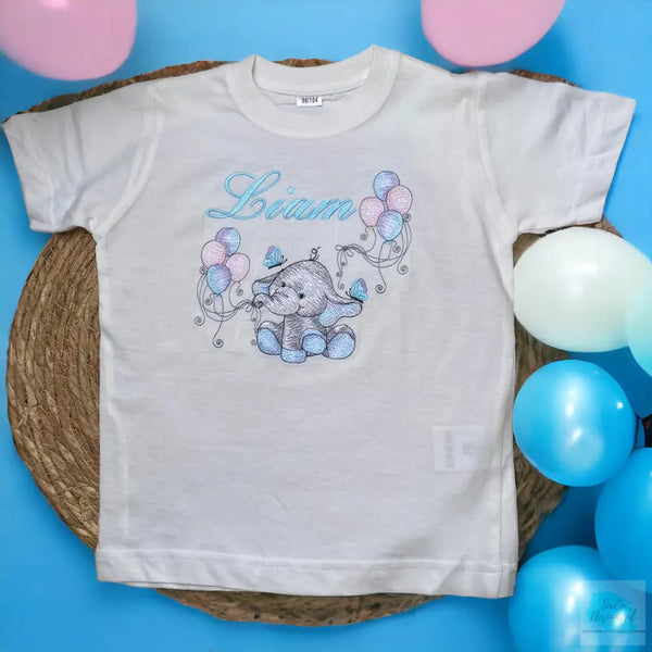 Dit geborduurde en gepersonaliseerde verjaardagshirt met een leuk olifantje met ballonnen draagt zeker bij aan het plezier van uw zoon of dochter op zijn of haar verjaardag. Ook is het een leuk verjaardagscadeautje. Uw kind staat echt in het middelpunt als hij of zij dit shirt draagt. Ook super leuk tijdens een eventuele traktatie op het kinderdagverblijf of op school of verjaardagsfeestje.  Doordat er geen leeftijd op het verjaardagshirt wordt geborduurd is deze geschikt voor alle leeftijden.