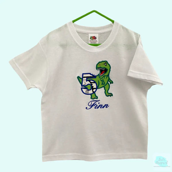 Kinderen zijn altijd super blij en trots dat ze jarig zijn en mogen trakteren. Dit gepersonaliseerde verjaardagshirt met een geborduurde T-Rex dinosaurus draagt bij aan dat plezier. Het verjaardagshirt is verkrijgbaar voor de leeftijden 1 tm 9. 