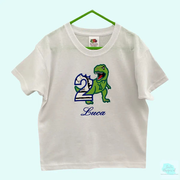 Kinderen zijn altijd super blij en trots dat ze jarig zijn en mogen trakteren. Dit gepersonaliseerde verjaardagshirt met een geborduurde T-Rex dinosaurus draagt bij aan dat plezier. Het verjaardagshirt is verkrijgbaar voor de leeftijden 1 tm 9. 