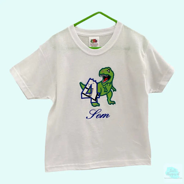 Kinderen zijn altijd super blij en trots dat ze jarig zijn en mogen trakteren. Dit gepersonaliseerde verjaardagshirt met een geborduurde T-Rex dinosaurus draagt bij aan dat plezier. Het verjaardagshirt is verkrijgbaar voor de leeftijden 1 tm 9. 