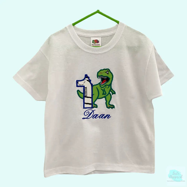 Kinderen zijn altijd super blij en trots dat ze jarig zijn en mogen trakteren. Dit gepersonaliseerde verjaardagshirt met een geborduurde T-Rex dinosaurus draagt bij aan dat plezier. Het verjaardagshirt is verkrijgbaar voor de leeftijden 1 tm 9. 