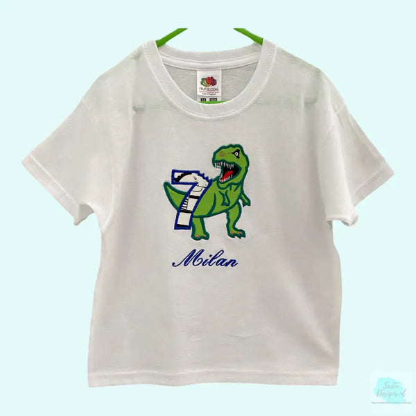 Kinderen zijn altijd super blij en trots dat ze jarig zijn en mogen trakteren. Dit gepersonaliseerde verjaardagshirt met een geborduurde T-Rex dinosaurus draagt bij aan dat plezier. Het verjaardagshirt is verkrijgbaar voor de leeftijden 1 tm 9. 