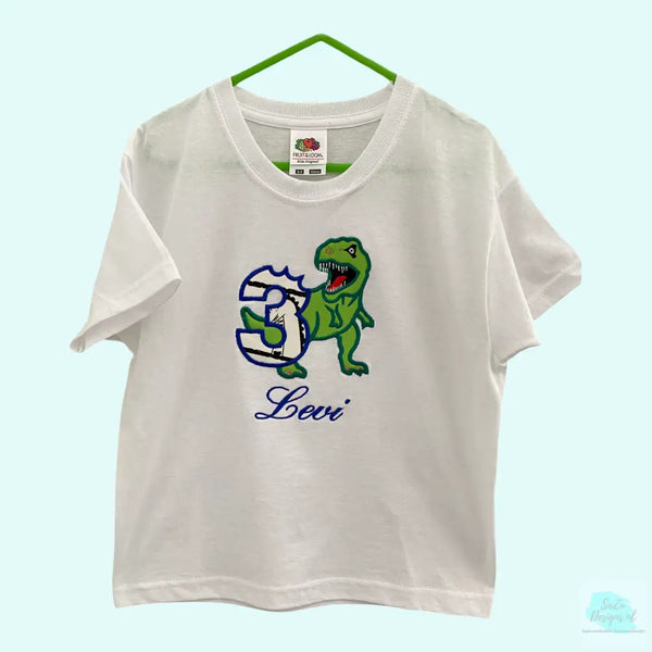 Kinderen zijn altijd super blij en trots dat ze jarig zijn en mogen trakteren. Dit gepersonaliseerde verjaardagshirt met een geborduurde T-Rex dinosaurus draagt bij aan dat plezier. Het verjaardagshirt is verkrijgbaar voor de leeftijden 1 tm 9. 