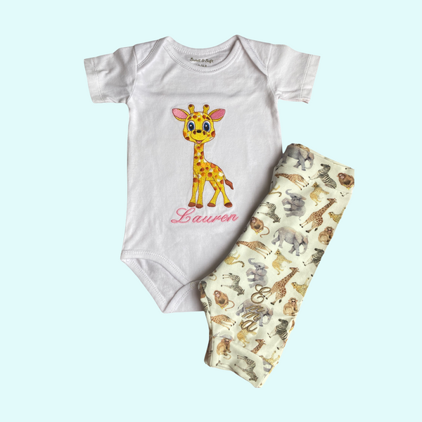 Kraamcadeau tip, een gepersonaliseerd Rompertje met geborduurde  Giraffe in combinatie met babybroekje Dierentuin dieren