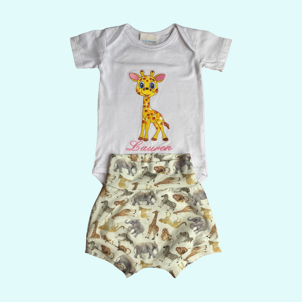 Kraamcadeau tip een gepersonaliseerd rompertje met geborduurde giraffe in combinatie met baby korte broek dierentuin dieren