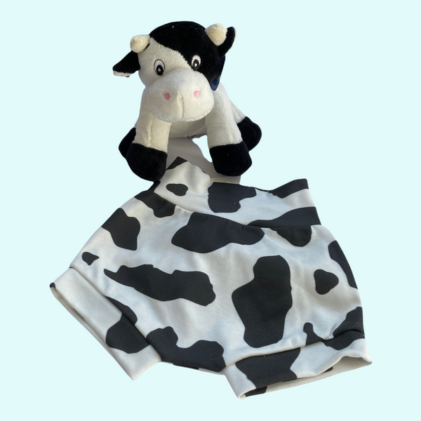 Kraamcadeautje, handgemaakt kort broekje voor baby in koe print samen met de geboorteknuffel koe