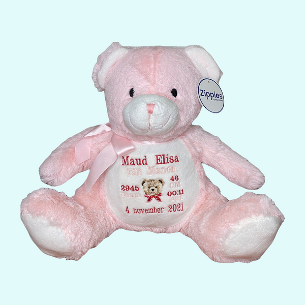Op de buik van deze 45 cm hoge roze knuffelbeer worden de naam, geboortedatum en andere informatie over de nieuwe baby geborduurd. Hierdoor wordt een een gepersonaliseerd kraamcadeau. Leuk toch je eigen geboorteknuffel?