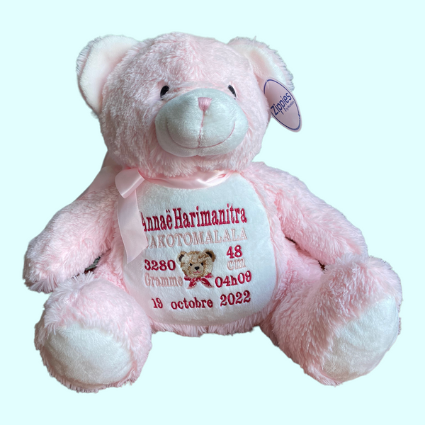 Op de buik van deze 45 cm hoge roze knuffelbeer worden de naam, geboortedatum en andere informatie over de nieuwe baby geborduurd. Hierdoor wordt een een gepersonaliseerd kraamcadeau. Leuk toch je eigen geboorteknuffel?