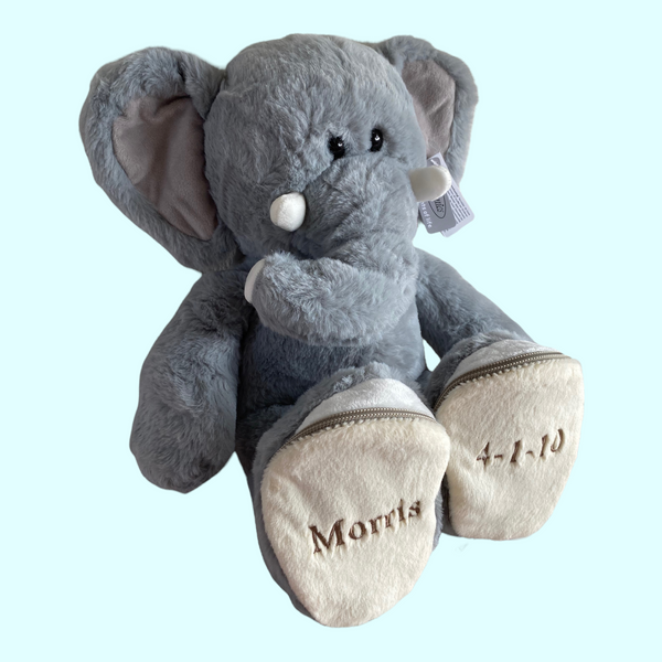 Geboorteknuffel olifant met geborduurde naam en geboortedatum op de voetjes. De olifant is 45 cm hoog en een leuk Kraamcadeau, Funnies Sole Mates, Olifant Luka, Grijs