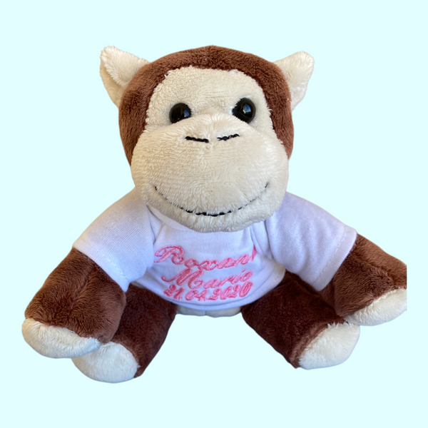 Op het losse shirtje van dit 18 cm hoge aapje wordt in het blauw of roze de naam en/of geboortedatum van de nieuwe baby geborduurd. Hierdoor wordt en een leuk kraamcadeautje.