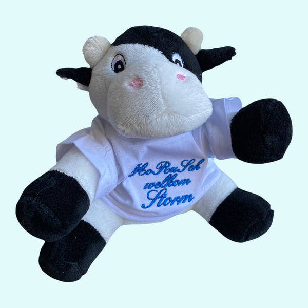 Een geboorteknuffel is een uniek en origineel kraamcadeau. Deze geboorteknuffel koe krijgt een shirtje aan waarop de naam en de geboortedatum van de nieuwe baby in roze of blauw wordt geborduurd.  Het koetje is 17 cm hoog dus handig om mee te nemen.