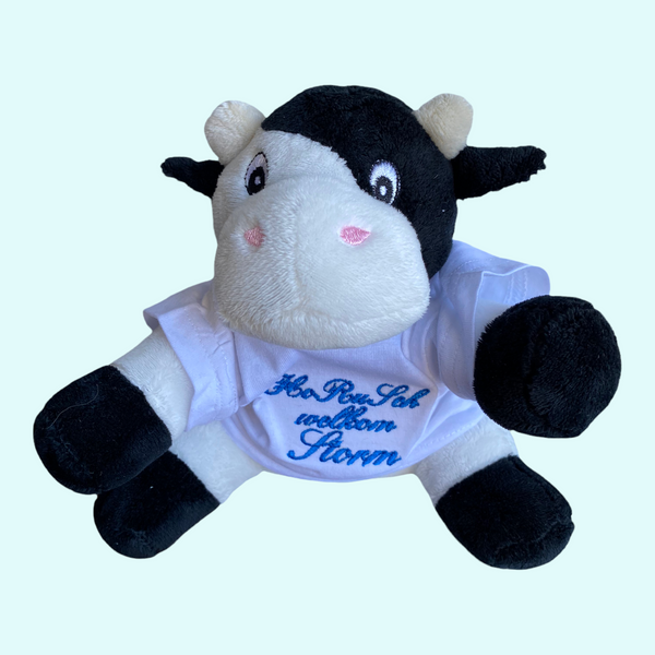 Een geboorteknuffel is een uniek en origineel kraamcadeau. Deze geboorteknuffel koe krijgt een shirtje aan waarop de naam en de geboortedatum van de nieuwe baby in roze of blauw wordt geborduurd.  Het koetje is 17 cm hoog dus handig om mee te nemen.
