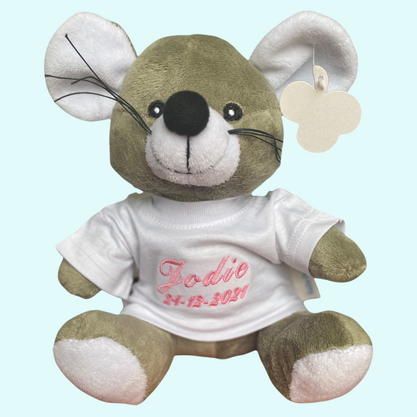 Deze knuffel muis is 20 cm hoog. Op het losse shirtje kan de naam van het kind geborduurd worden, maar eventueel ook een geboortedatum. Door de naam en de geboortedatum te laten borduren heeft u een leuk kraamcadeautje.