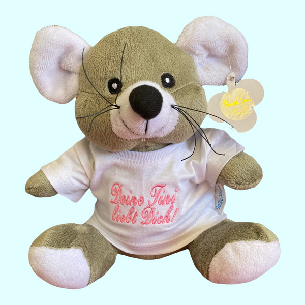 Deze knuffel muis is 20 cm hoog. Op het losse shirtje kan de naam van het kind geborduurd worden, maar eventueel ook een geboortedatum. Door de naam en de geboortedatum te laten borduren heeft u een leuk kraamcadeautje.