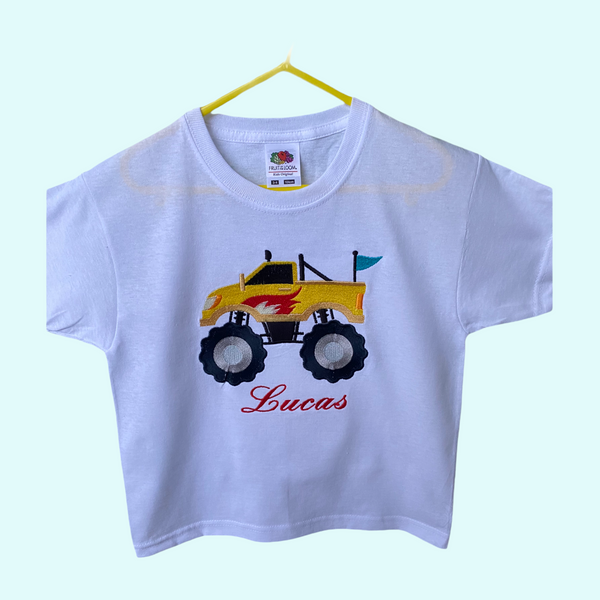 Kindershirt in wit of zwart in de maten 56 tm 164 met korte of lange mouwen. Op het shirt wordt  een gele monster truck met rode vlammen geborduurd. Onder de monster truck wordt in het rood de naam van het kind geborduurd.
