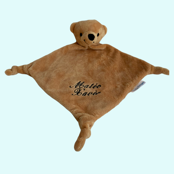 Bruine Teddy beer baby knuffeldoekje. Het doekje zelf is 19 cm * 19 cm. Op de voorkant van het doekje wordt de naam en de geboortedatum van de nieuwe baby geborduurd. Op de achterkant van het doekje wordt niet geborduurd. Super leuk als kraamcadeau.