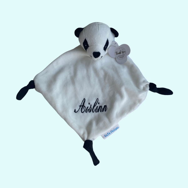Een super zacht knuffeldoekje voor een nieuwe baby in de vorm van en in kleuren van een panda beertje. Op de voorkant van het doekje wordt in het zwart de naam en de geboortedatum van de nieuwe baby geborduurd.
