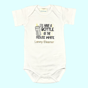 Kraamcadeautje, gepersonaliseerde baby romper met geborduurd flesje en de tekst "I'll have a bottle of the house White"