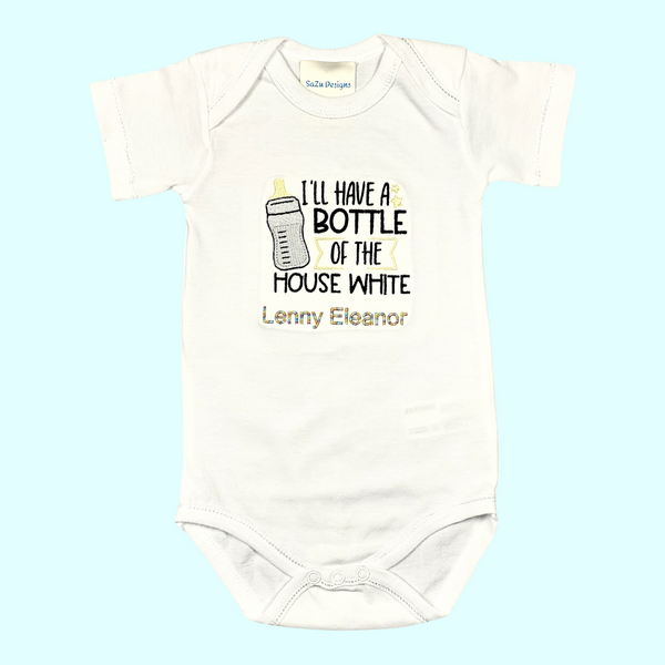 Kraamcadeautje, gepersonaliseerde baby romper met geborduurd flesje en de tekst "I'll have a bottle of the house White"
