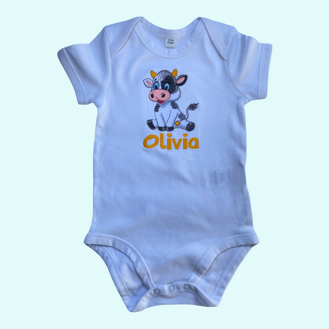 Kraamcadeautje, Gepersonaliseerde romper met geborduurde koe