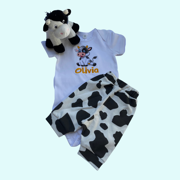 Kraamcadeautje, Gepersonaliseerde romper met geborduurde koe met bijpassend handgemaakt baby broekje met koe print gecombineerd met de geboorteknjuffel koe