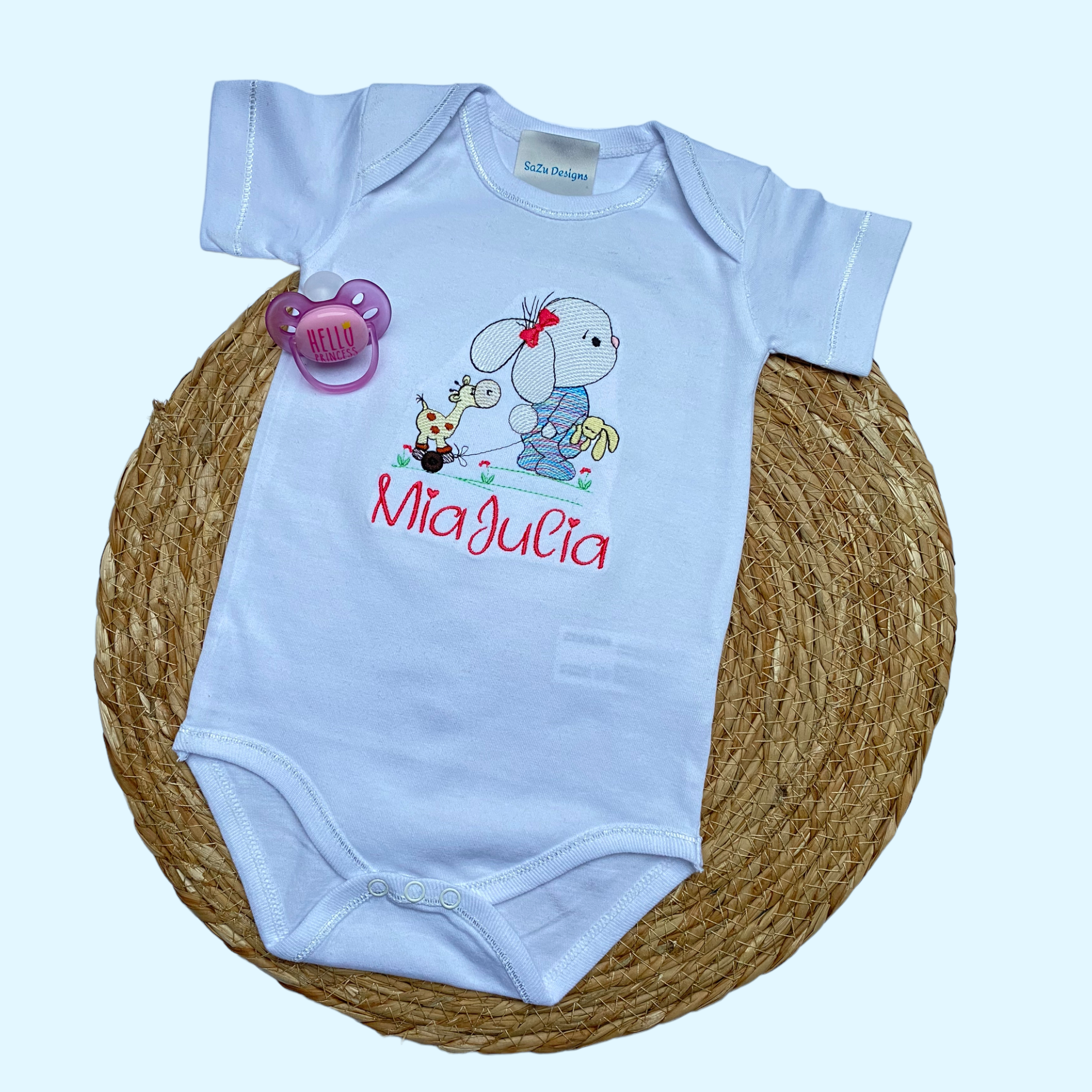 Kraamcadeautje gepersonaliseerd baby rompertje met geborduurd konijntje en naam van de baby