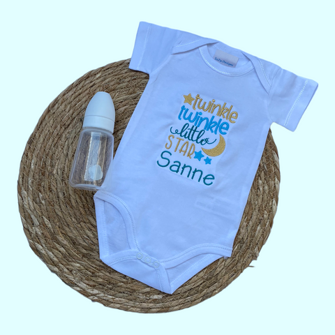 Kraamcadeau geborduurde baby romper met naam en de tekst twinkel twinkel little star